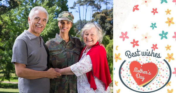 Retrato de mulher do exército com pais — Fotografia de Stock