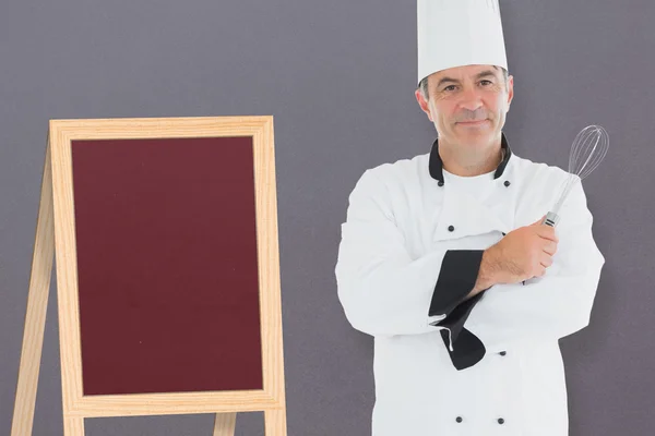 Koken poseren met zijn armen gekruist — Stockfoto