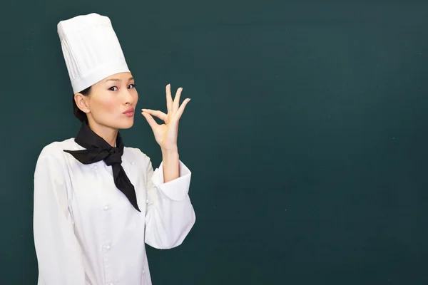 Cuisinière souriante dans la cuisine Images De Stock Libres De Droits