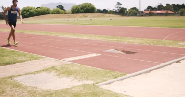 Спортсмен прыгает в длину — стоковое видео