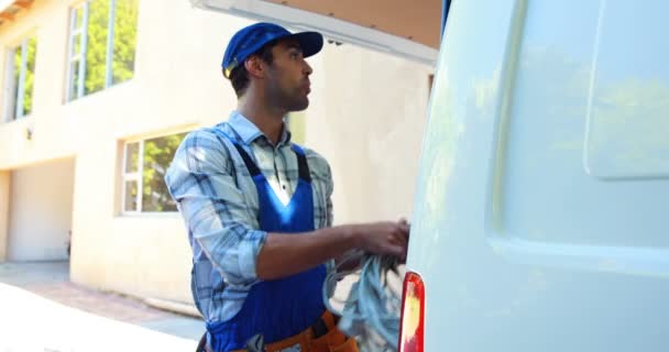 Handwerker trägt Werkzeug bei sich — Stockvideo