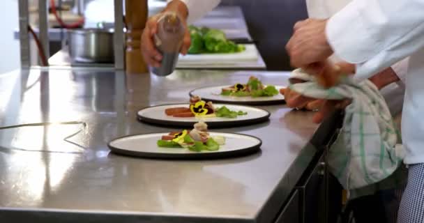 Chef versare condimento per insalata su un'insalata — Video Stock