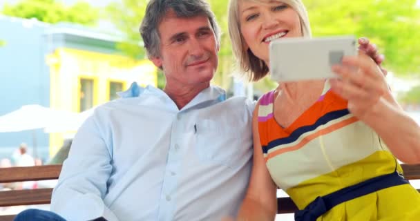 Sonriente pareja tomando selfie — Vídeos de Stock