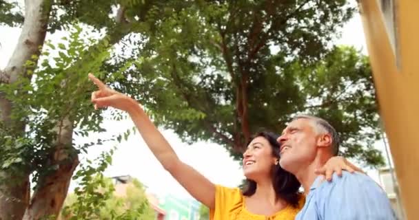 Sonriente pareja abrazándose — Vídeos de Stock