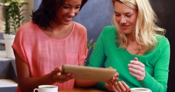 Amigos sonrientes usando tableta — Vídeo de stock