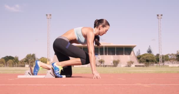 Atleta donna iniziare a correre — Video Stock