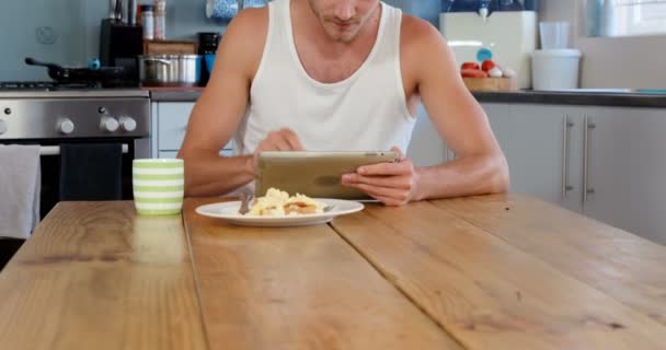 Hombre usando tableta en la cocina — Vídeo de stock