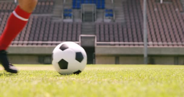 Jugador de fútbol driblando la pelota — Vídeo de stock