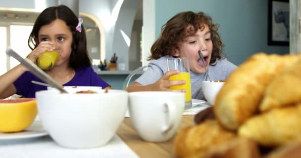 Bruder und Schwester frühstücken — Stockvideo