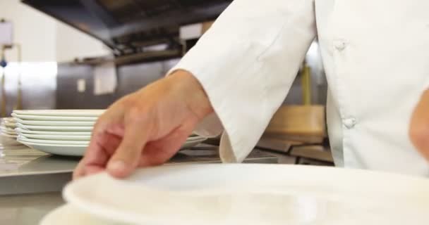 Chef ordenando los platos — Vídeos de Stock