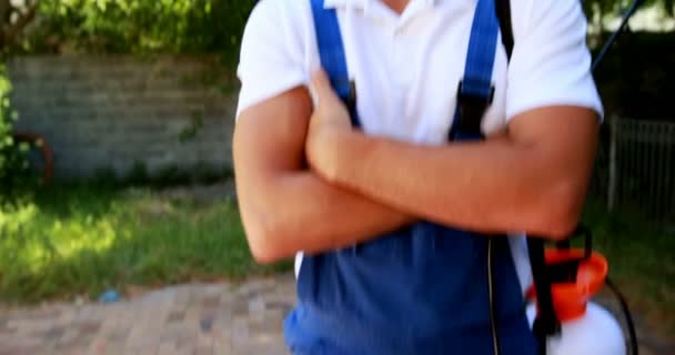 Trabajador sonriente de pie con los brazos cruzados — Vídeos de Stock