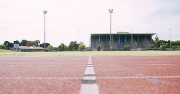 Atleta correndo na pista de corrida — Vídeo de Stock