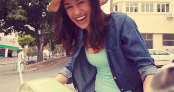 Улыбающаяся женщина сидит на скутере — стоковое видео