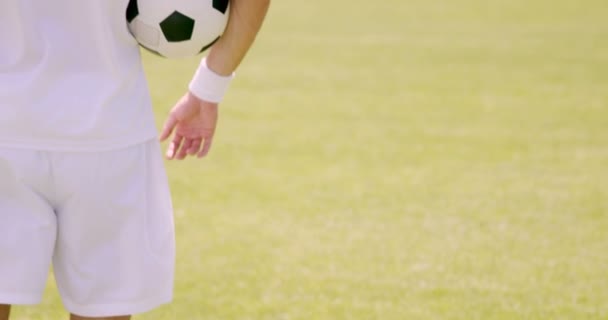 Jogador de futebol segurando bola — Vídeo de Stock