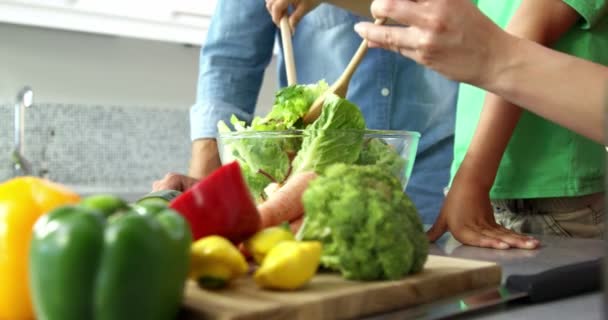 Nette Familie bereitet einen Salat zu — Stockvideo