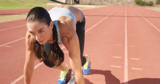 Спортсменка починає бігати — стокове відео