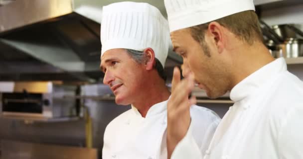 Шеф-кухар має суперечку — стокове відео