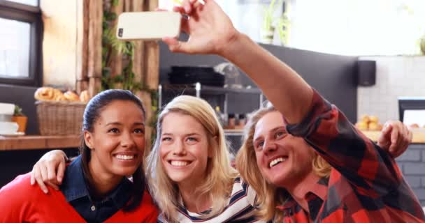 Hipster amigos tomando una selfie — Vídeos de Stock