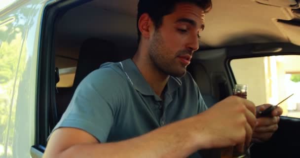 Drunk man slumped on steering wheel — Stock Video