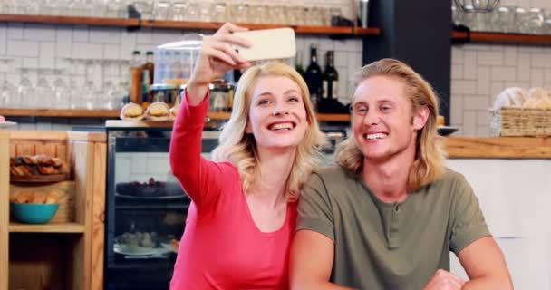 Pareja sonriente tomando una selfie — Vídeos de Stock