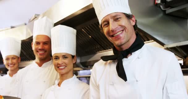 Groep van chef-koks houden van platen — Stockvideo
