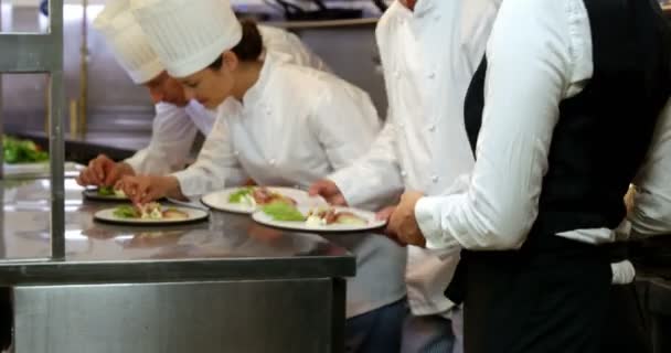 Chefs poniendo el toque final — Vídeo de stock