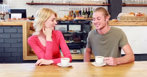 Paar redet und trinkt Kaffee — Stockvideo