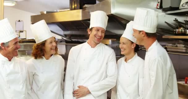 Groep van chef-koks die zich voordeed en glimlachen — Stockvideo