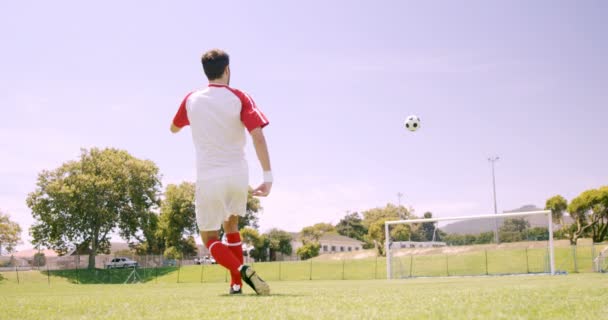 Fußballer kickt den Ball — Stockvideo