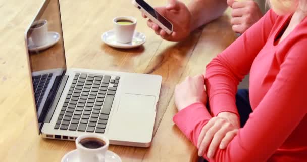 Boyfriend showing smartphone to girlfriend — Stock Video