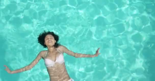 Belle femme relaxante dans la piscine — Video