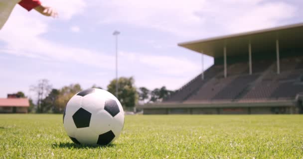 Joueur de football donnant un coup de pied au ballon — Video
