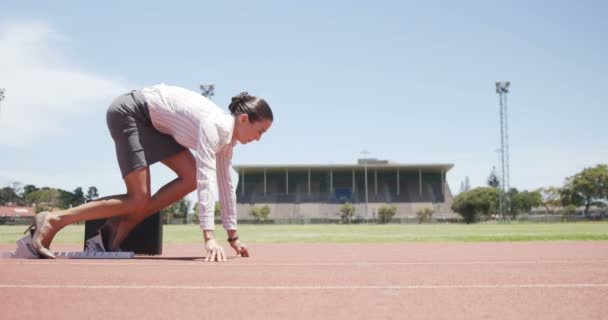 Geschäftsfrau läuft auf sportlichem Boden — Stockvideo
