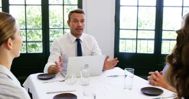 Empresario explicando algo a sus colegas — Vídeos de Stock