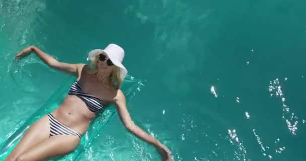 Belle femme relaxante sur un lilo — Video