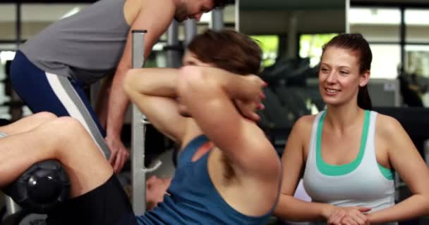 Treinador feminino ajudando o homem fazendo suas migalhas — Vídeo de Stock