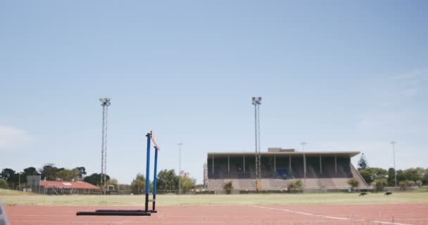 Empresário fazendo corrida obstáculo — Vídeo de Stock