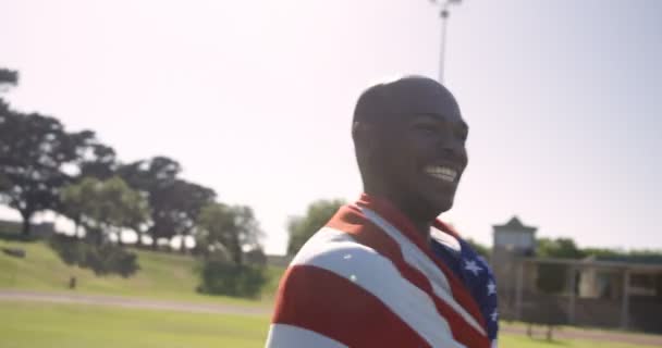 Atleta segurando bandeira americana — Vídeo de Stock