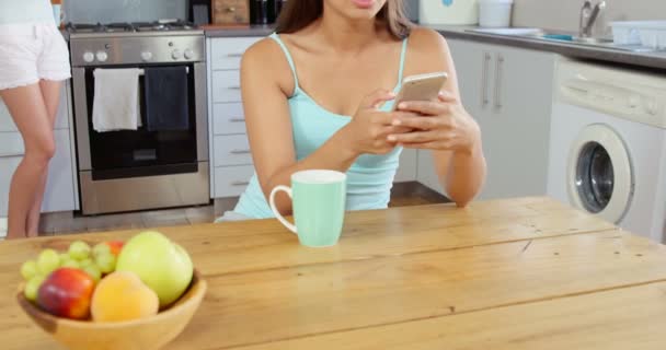 Žena zobrazeno smartphone příteli — Stock video