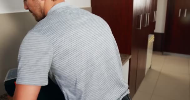 Hombre llevando una caja de herramientas — Vídeo de stock