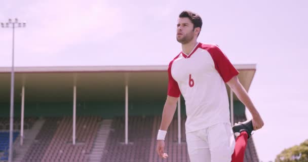 Jugador de fútbol estiramiento — Vídeo de stock