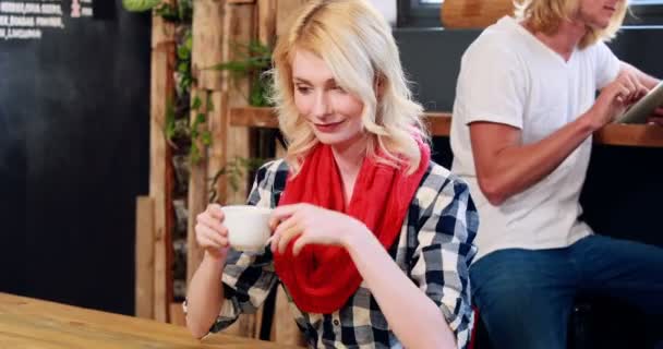 Kunden trinken Kaffee und verwenden Tabletten — Stockvideo