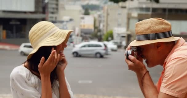 Homem tirando foto de uma mulher — Vídeo de Stock