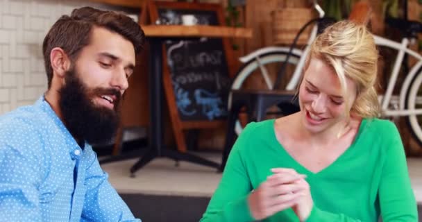 Hipster pareja teniendo una pelea — Vídeos de Stock