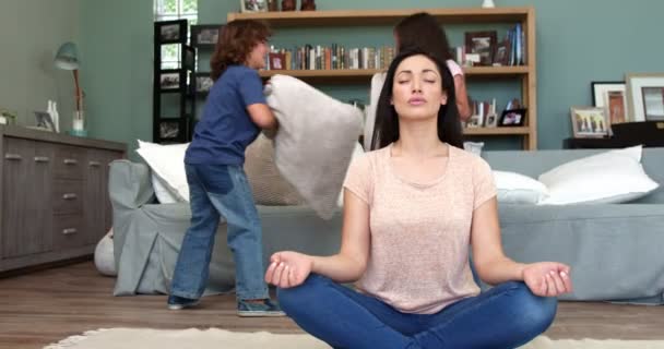 Çocuk oyun sırasında relax çalışırken anne — Stok video