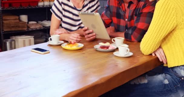 Amigos sonrientes mirando la tableta — Vídeos de Stock