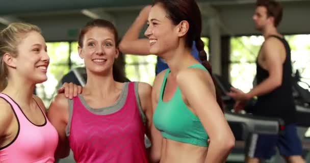 Atlética sonriente mujeres posando con las manos en las caderas — Vídeo de stock