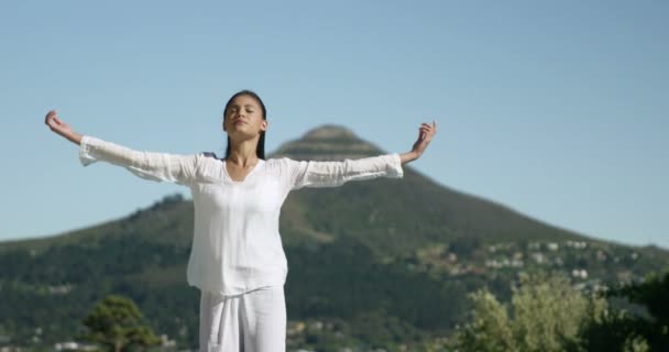 Mujer tranquila haciendo yoga junto a la piscina — Vídeo de stock