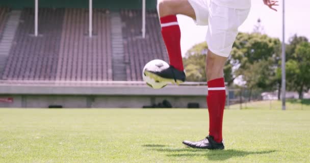 Voetbal speler te spelen met de bal — Stockvideo