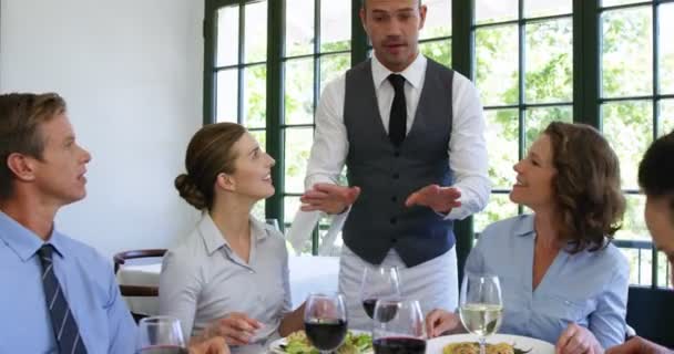Cameriere portando piatti per gli uomini d'affari — Video Stock